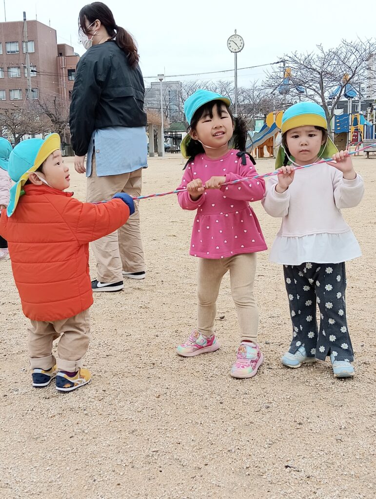 保育園で綱引きや新聞紙フープでおいかけっこ　明石　おおぞら保育　202603-4