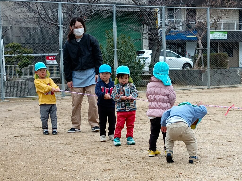 保育園で綱引きや新聞紙フープでおいかけっこ　明石　おおぞら保育　202603-2