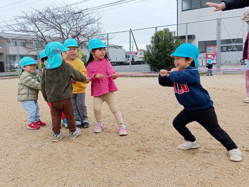 保育園で綱引きや新聞紙フープでおいかけっこ　明石　おおぞら保育　202603-1