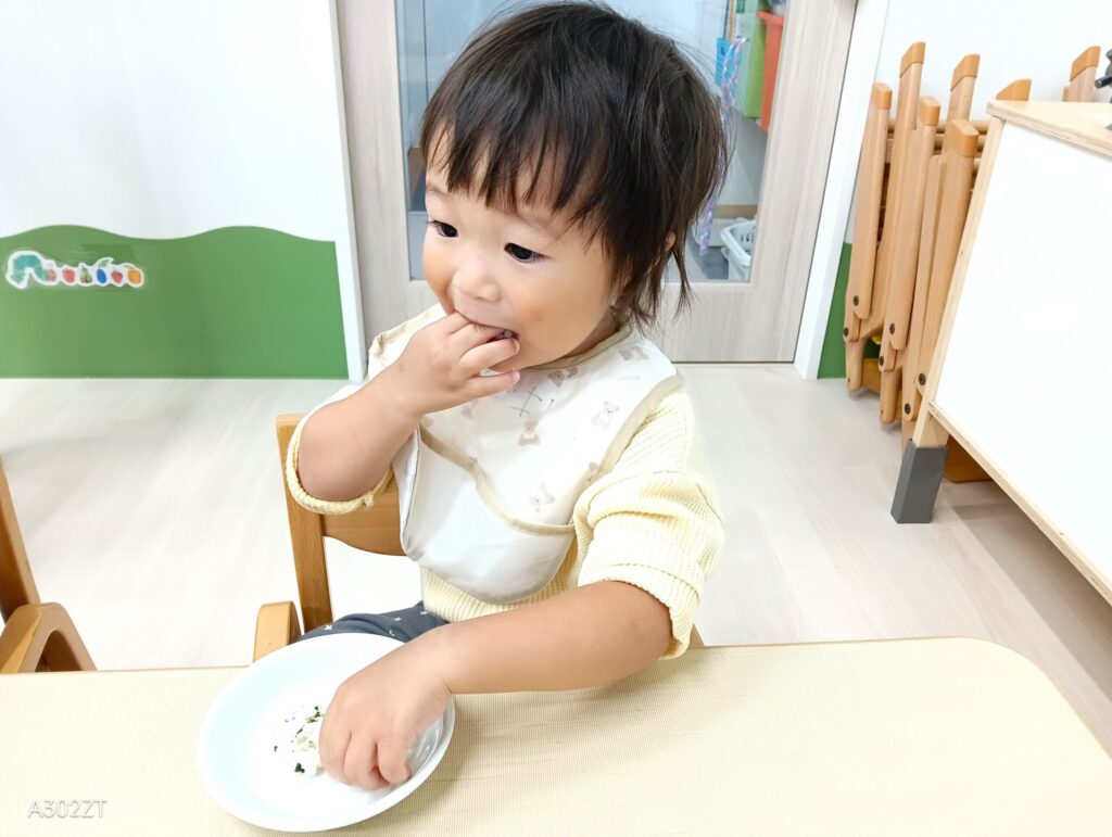 おおぞら保育園 西新町園で、朝のおやつを食べて落ち着いて過ごす園児