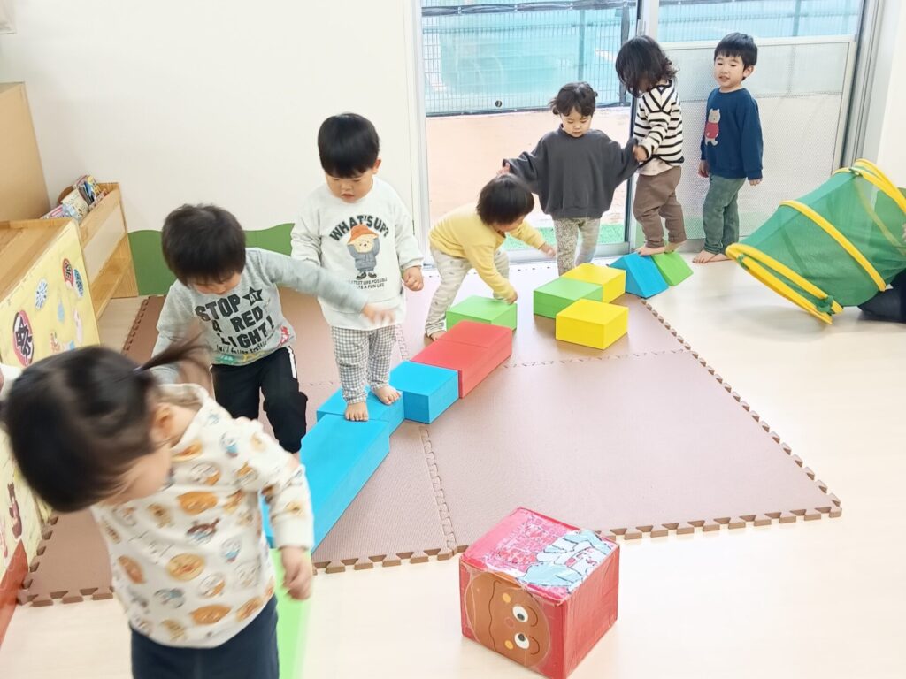 おおぞら保育園 西新町園で、園児が登園後に保育室で自由に遊んでいる様子