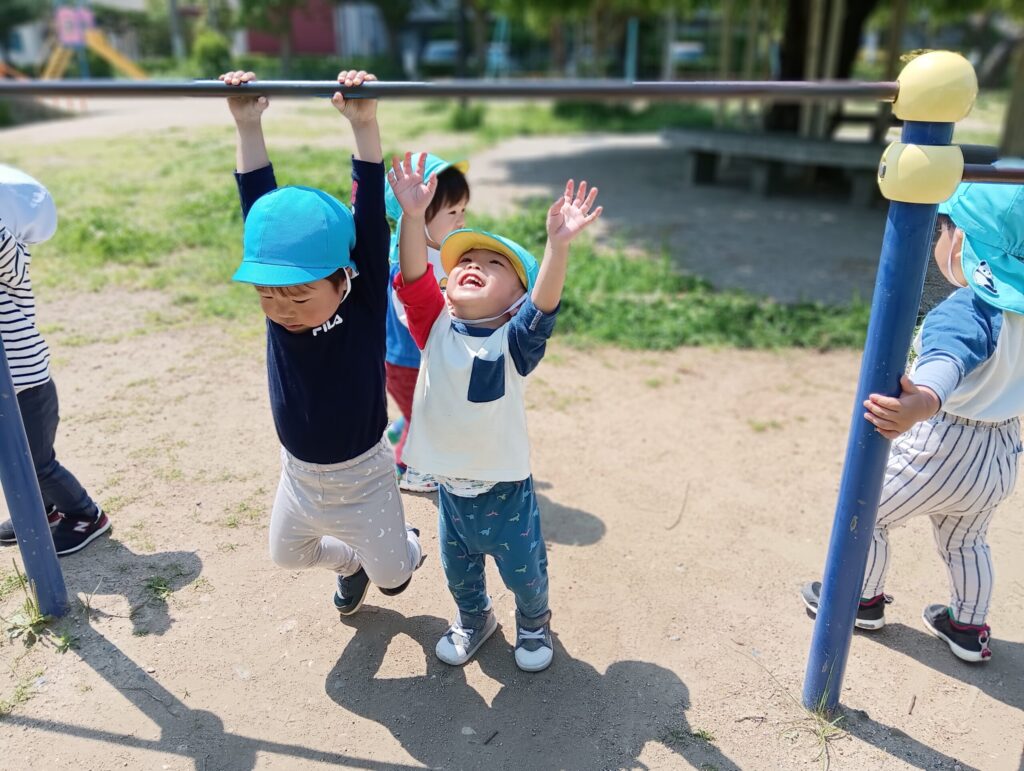 おおぞら保育園 西新町園で、公園でお散歩