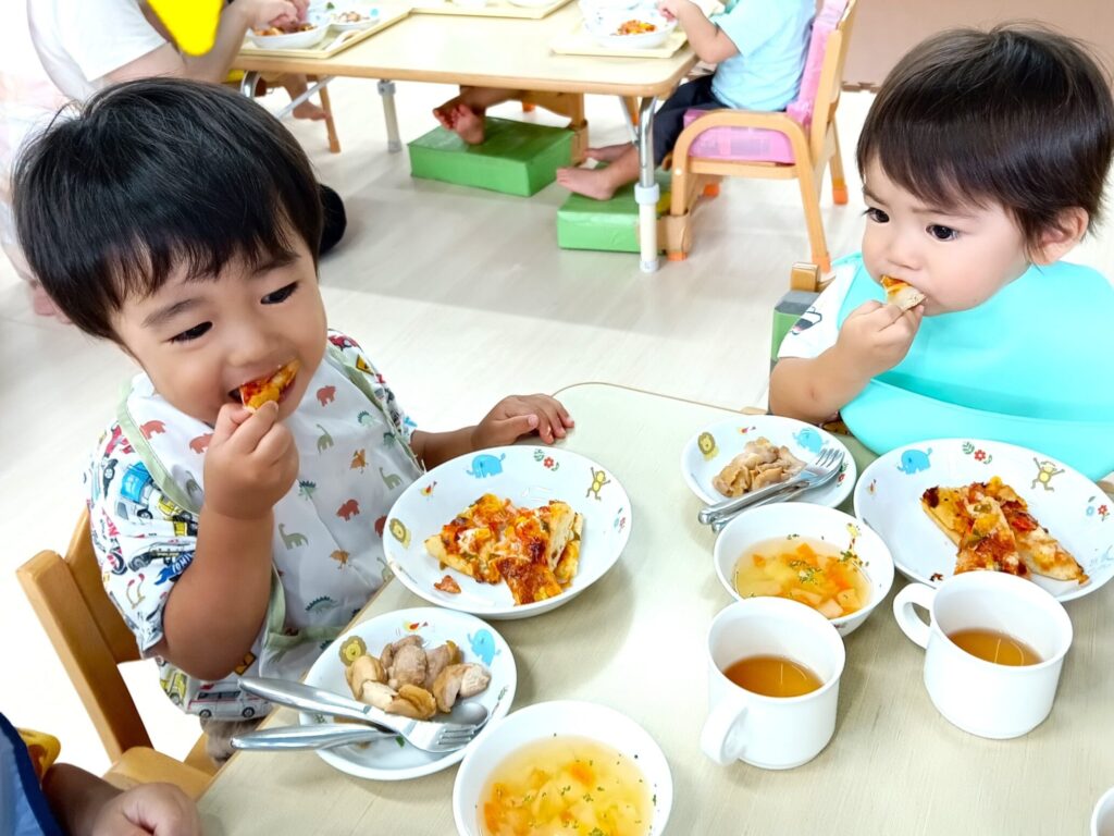 おおぞら保育園 西新町園で、午後のおやつを食べて過ごす園児