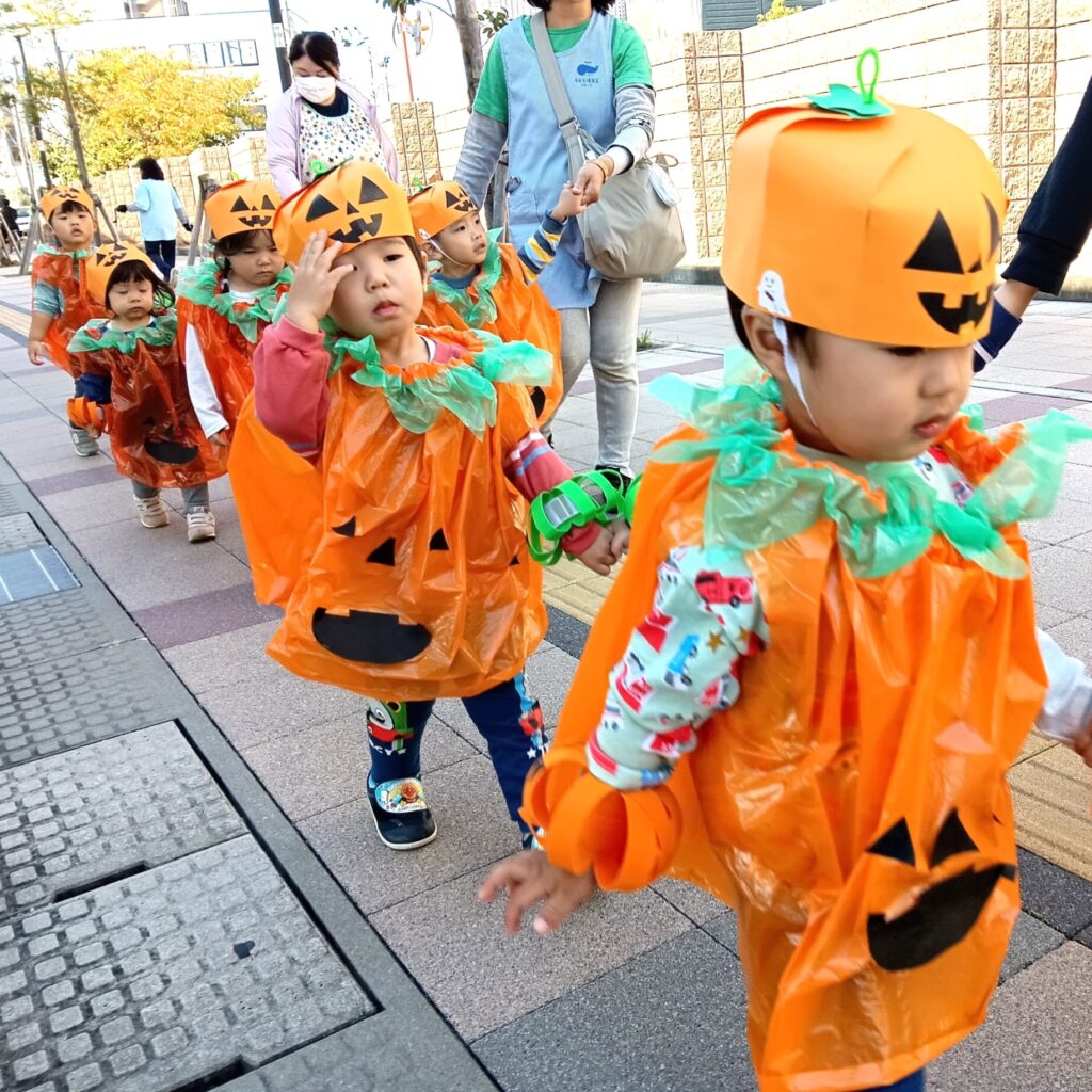 おおぞら保育園 西新町園のハロウィンで仮装パレード