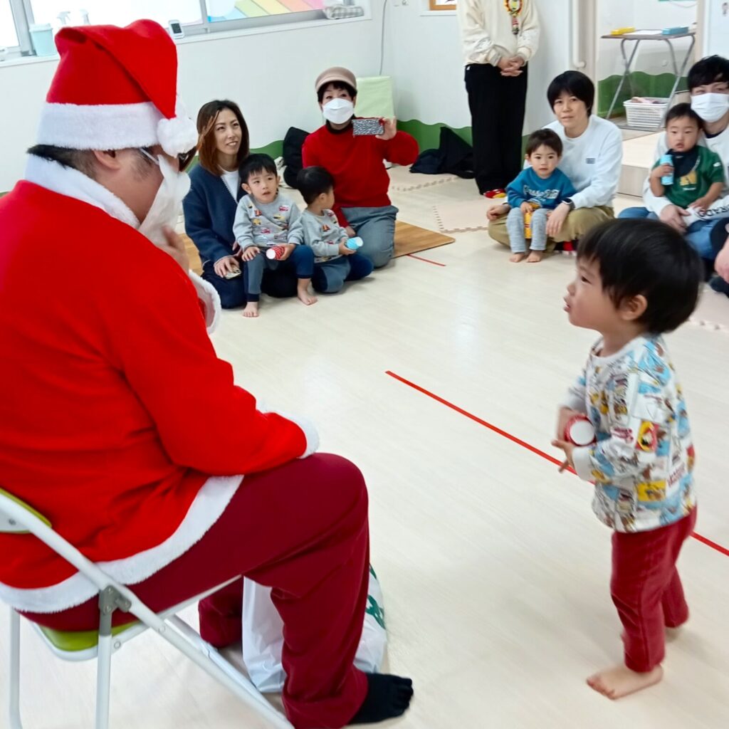 おおぞら保育園 西新町園のクリスマス会でサンタさんに質問