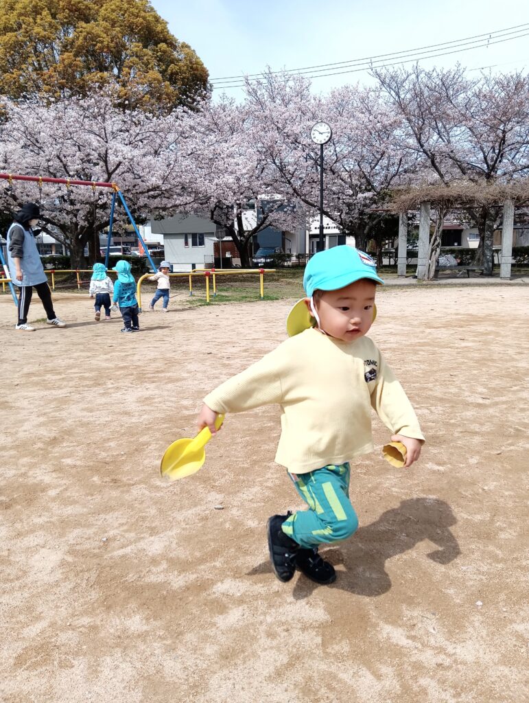 保育園春の公園で新年度　明石保育園　おおぞら保育園　202604-6