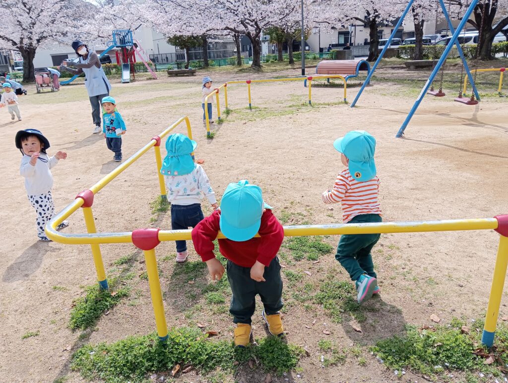 保育園春の公園で新年度　明石保育園　おおぞら保育園　202604-7