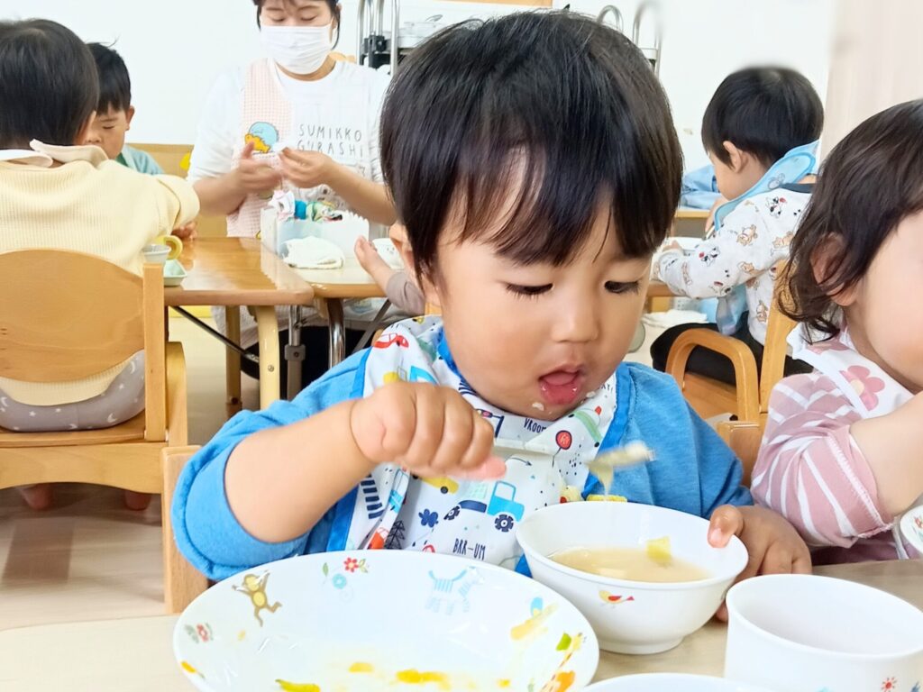 おおぞら保育園 西新町園で、自園で調理した給食を食べる園児
