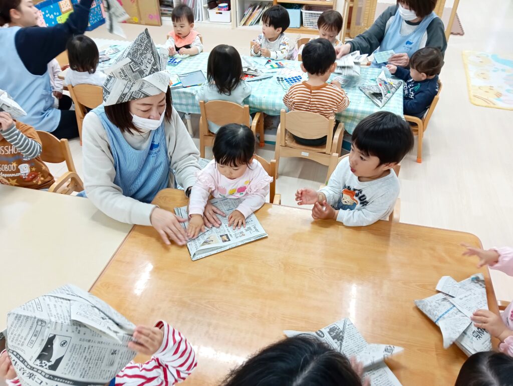 保育園こどもの日、新聞紙でかぶと作り　明石　おおぞら保育園　202605-2