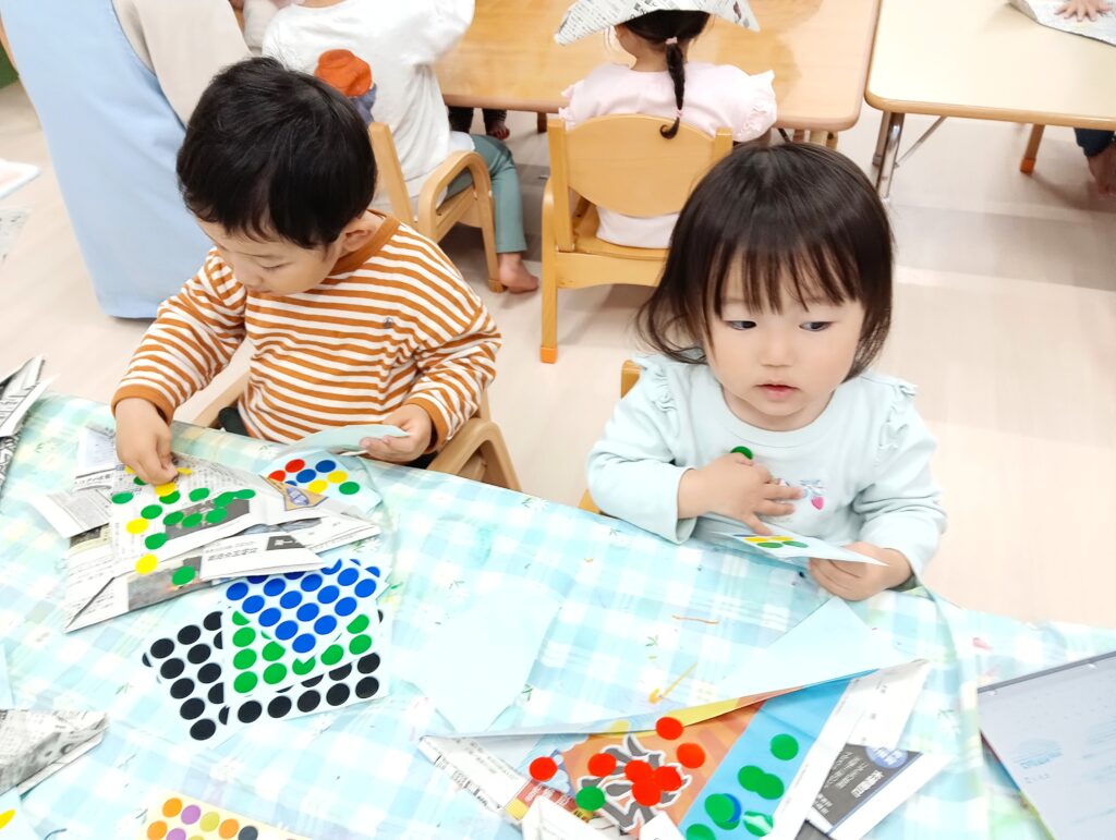 保育園こどもの日、新聞紙でかぶと作り　明石　おおぞら保育園　202605-4