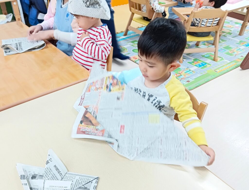 保育園こどもの日、新聞紙でかぶと作り　明石　おおぞら保育園　202605-1