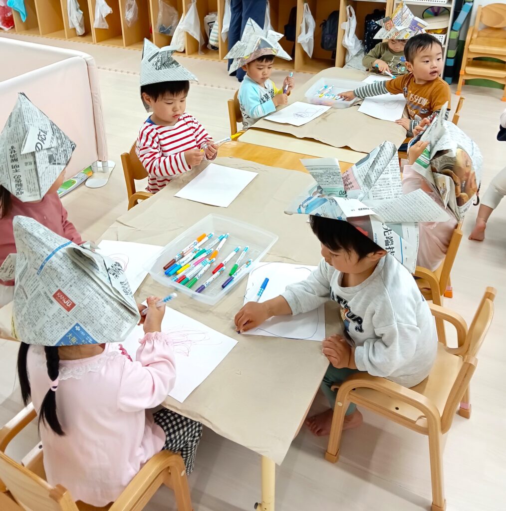 保育園こどもの日、新聞紙でかぶと作り　明石　おおぞら保育園　202605-3