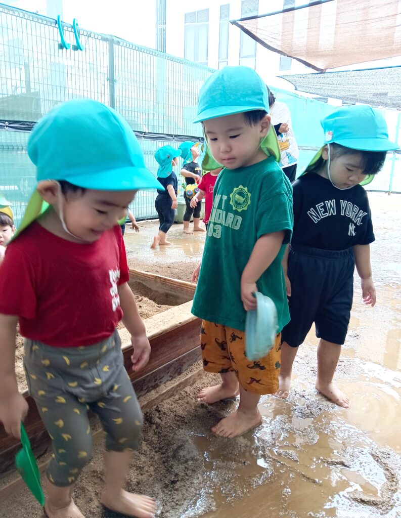 保育園の園庭　泥あそび　明石　おおぞら保育園　202607-1