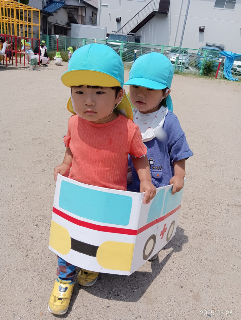 新緑　公園　シロツメクサ　救急車　お散歩　異年齢交流　くじら保育園　吹田豊津　吹田市　202505-4