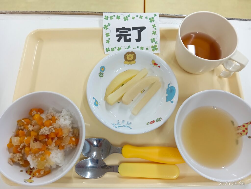 離乳食後期 硬さ 姿勢 離乳食 給食 保育園 自園調理 くじら保育園 吹田市 吹田豊津 202507-5