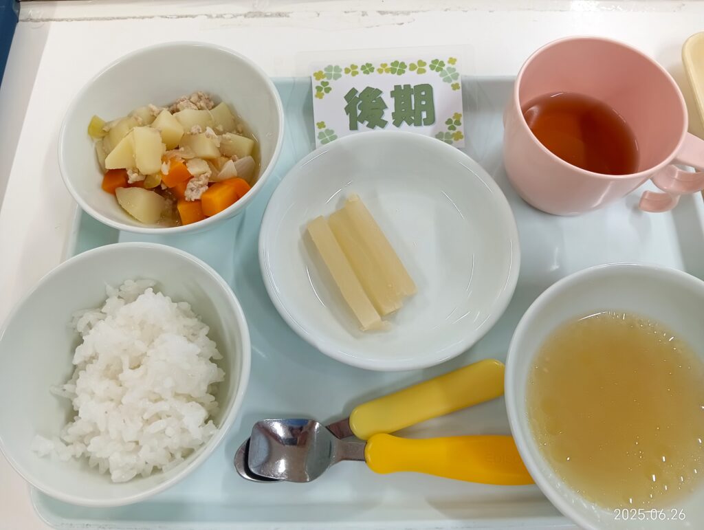 離乳食後期 硬さ 姿勢 離乳食 給食 保育園 自園調理 くじら保育園 吹田市 吹田豊津 202507-3