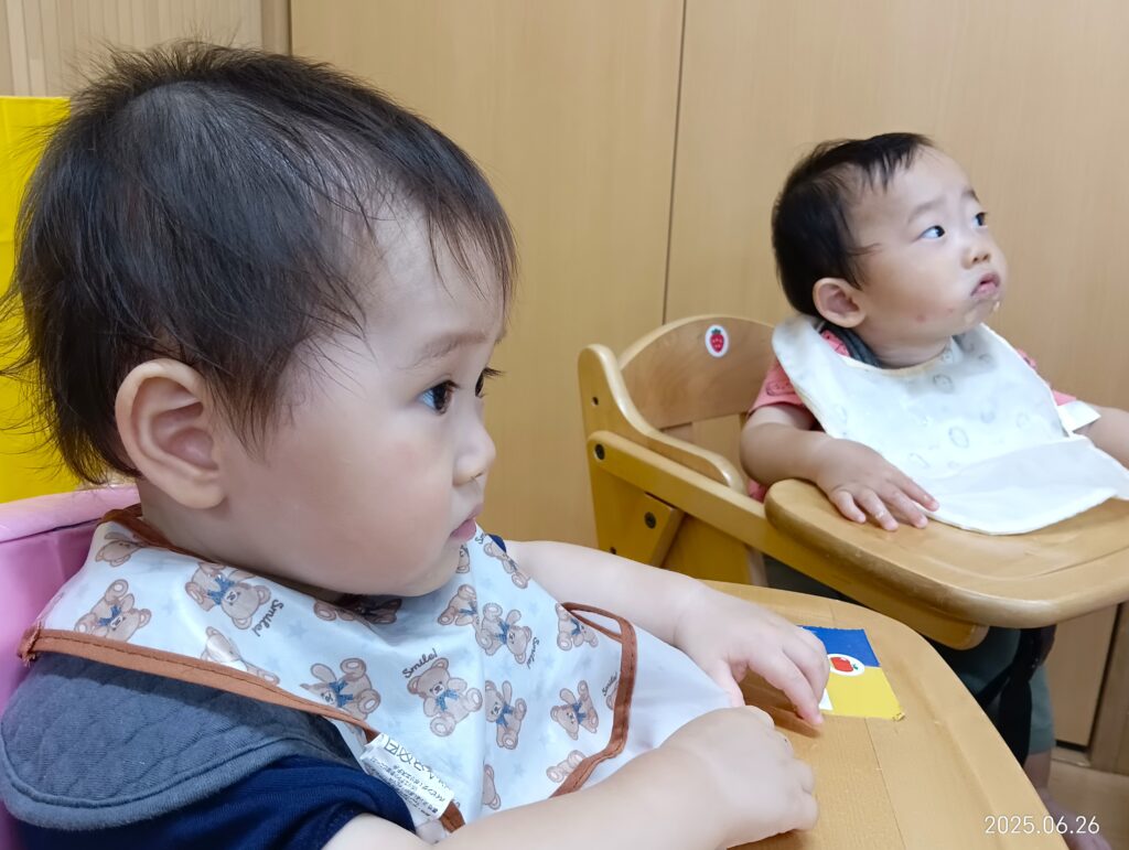 離乳食後期 硬さ 姿勢 離乳食 給食 保育園 自園調理 くじら保育園 吹田市 吹田豊津 202507-4