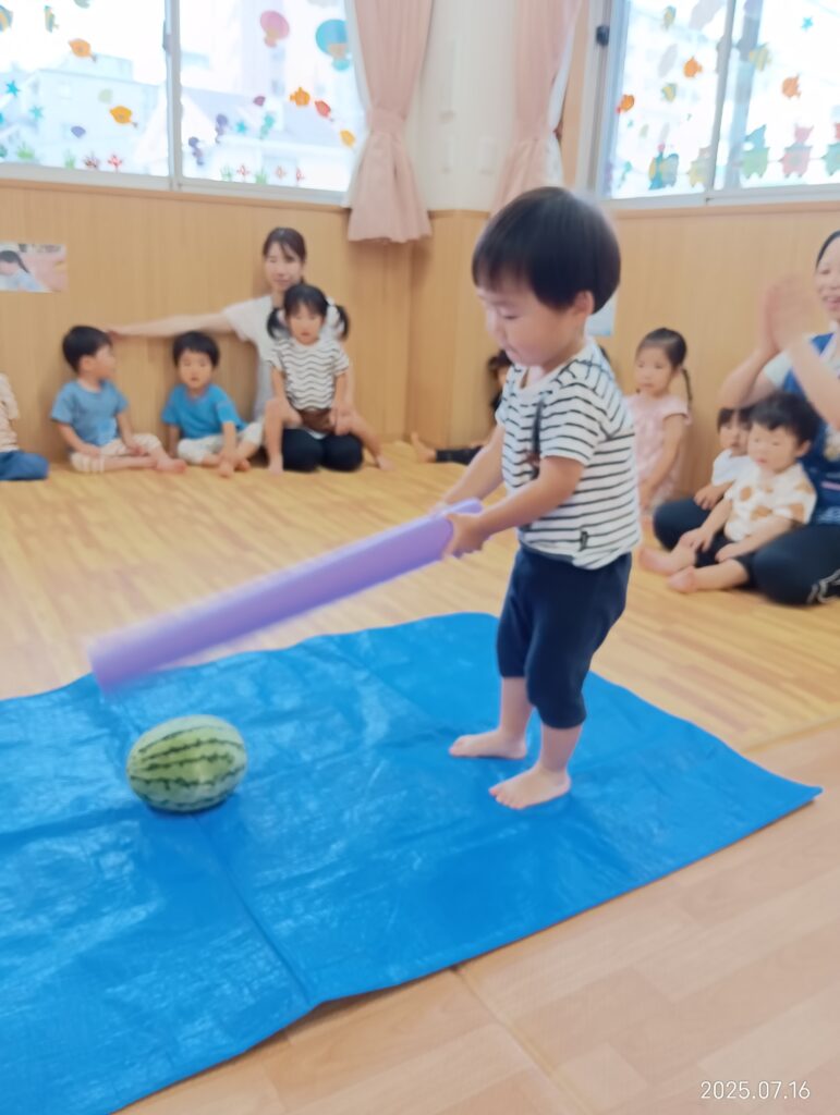 スイカ割り　すいか割り　すいか　スイカ　保育園　夏　おやつ　くじら保育園　吹田市　吹田豊津　202507-4