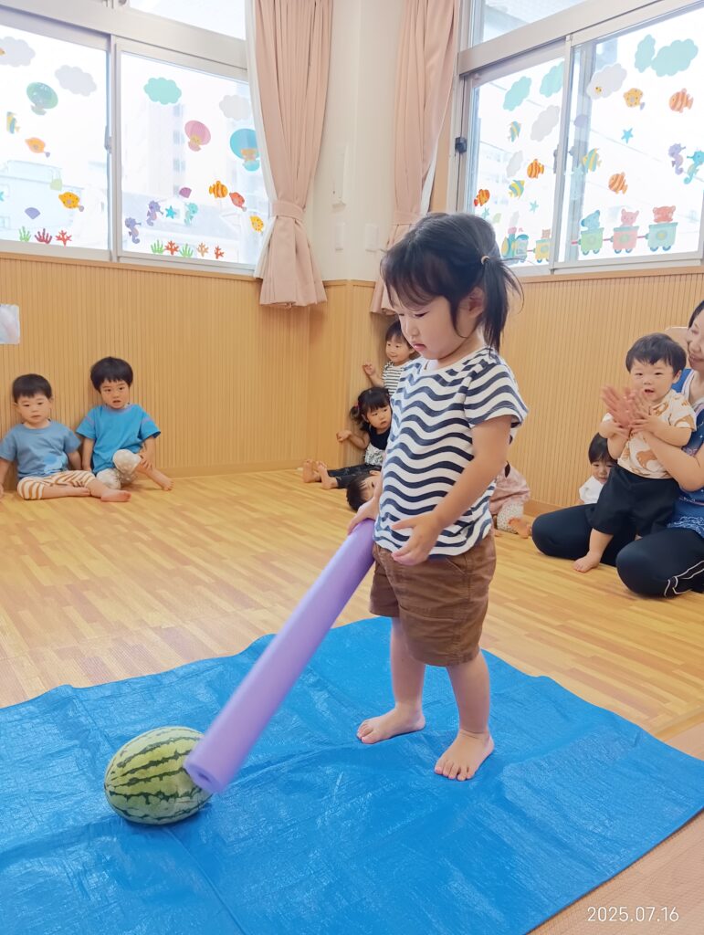 スイカ割り　すいか割り　すいか　スイカ　保育園　夏　おやつ　くじら保育園　吹田市　吹田豊津　202507-3