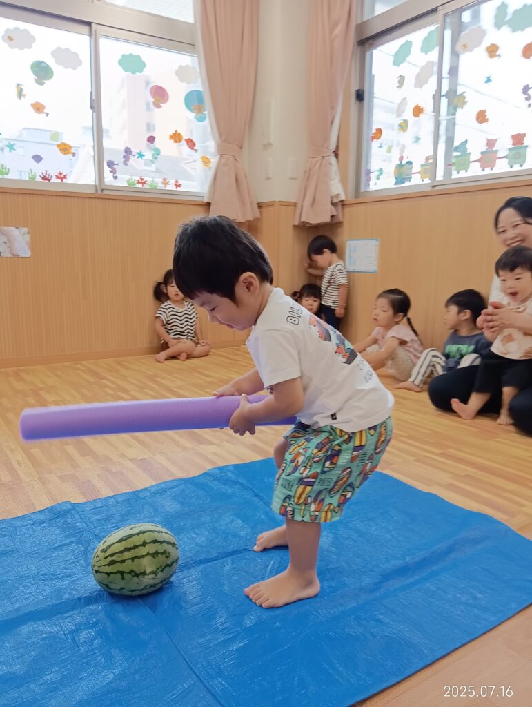 スイカ割り　すいか割り　すいか　スイカ　保育園　夏　おやつ　くじら保育園　吹田市　吹田豊津　202507-2