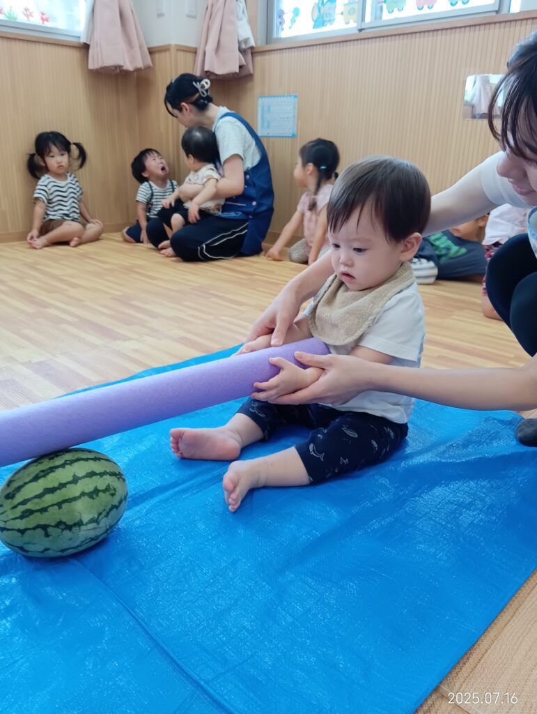 スイカ割り　すいか割り　すいか　スイカ　保育園　夏　おやつ　くじら保育園　吹田市　吹田豊津　202507-1