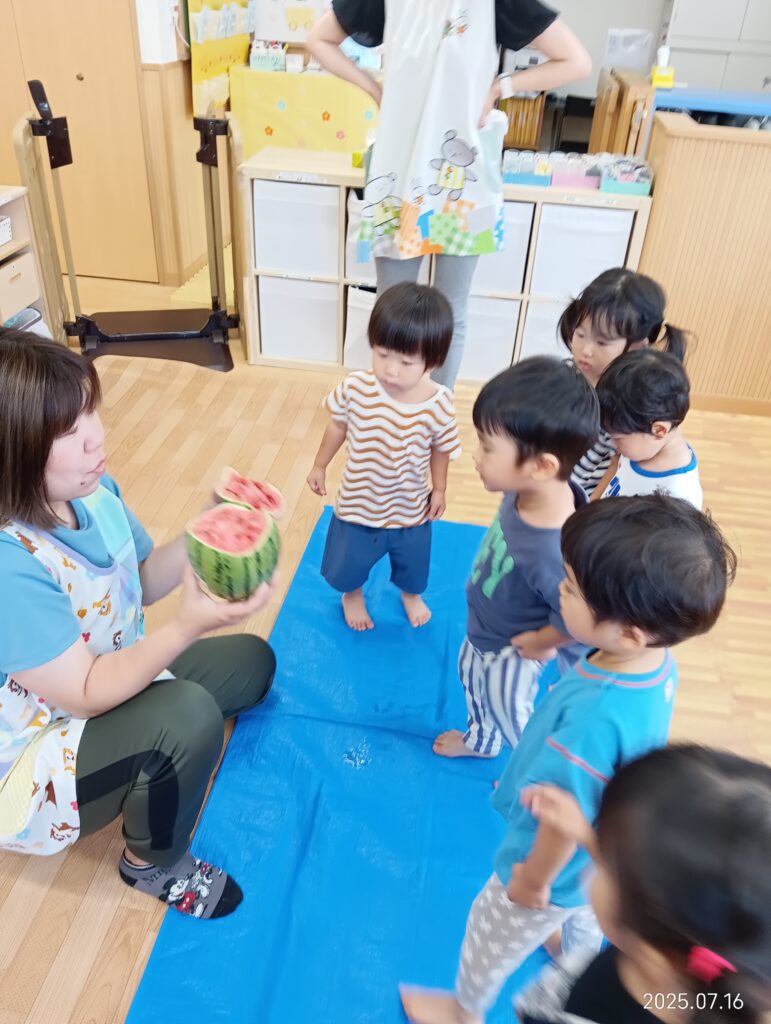 スイカ割り　すいか割り　すいか　スイカ　保育園　夏　おやつ　くじら保育園　吹田市　吹田豊津　202507-5