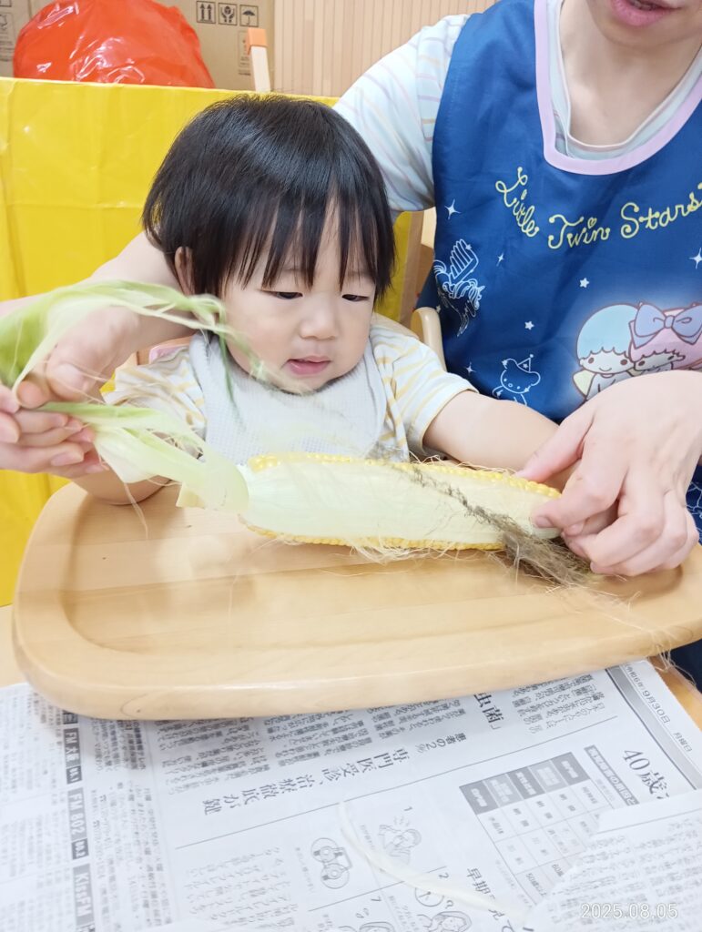 とうもろこし　皮むき　夏の味覚　食育　給食　大阪　保育園　吹田市　吹田　くじら保育園　202508-2
