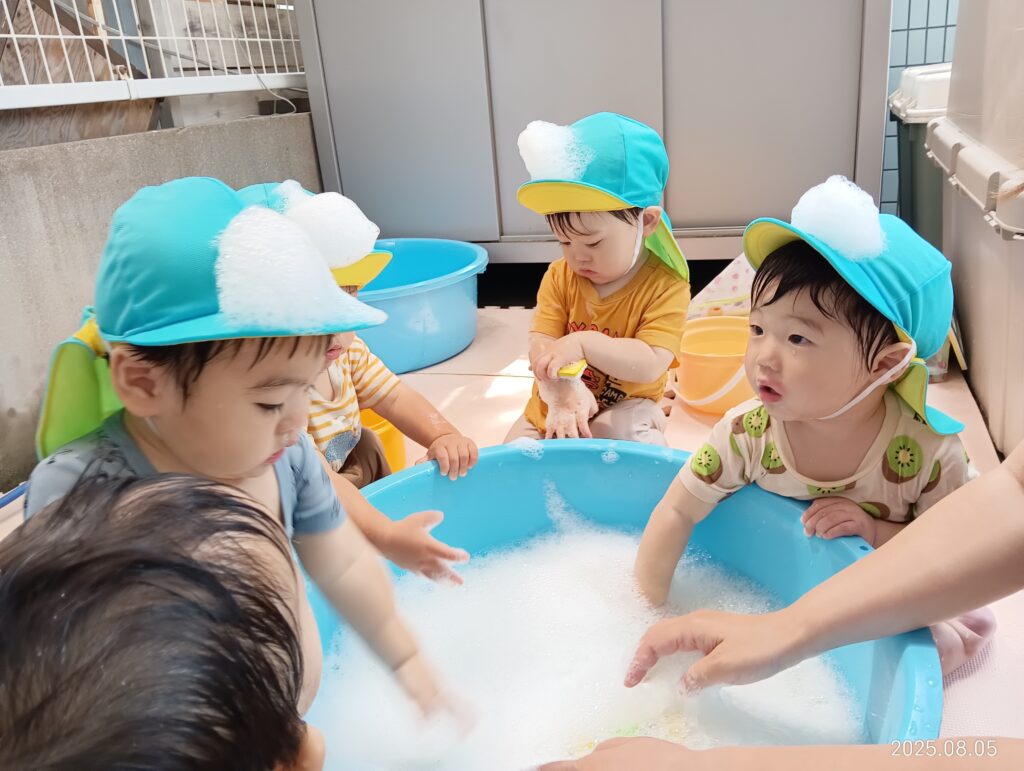 水遊び　泡遊び　感触遊び　異年齢　くじら保育園　吹田豊津　吹田市　大阪　保育園　202508-3