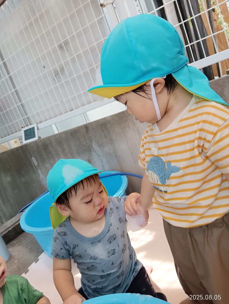水遊び　泡遊び　感触遊び　異年齢　くじら保育園　吹田豊津　吹田市　大阪　保育園　202508-2