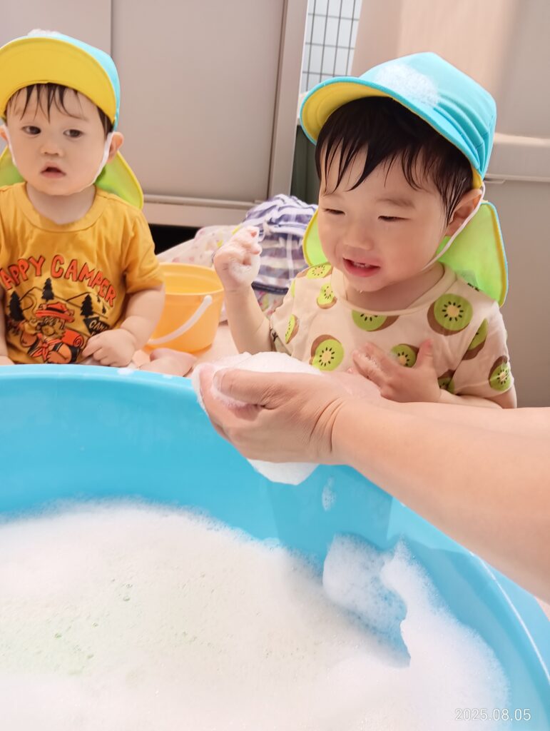 水遊び　泡遊び　感触遊び　異年齢　くじら保育園　吹田豊津　吹田市　大阪　保育園　202508-5