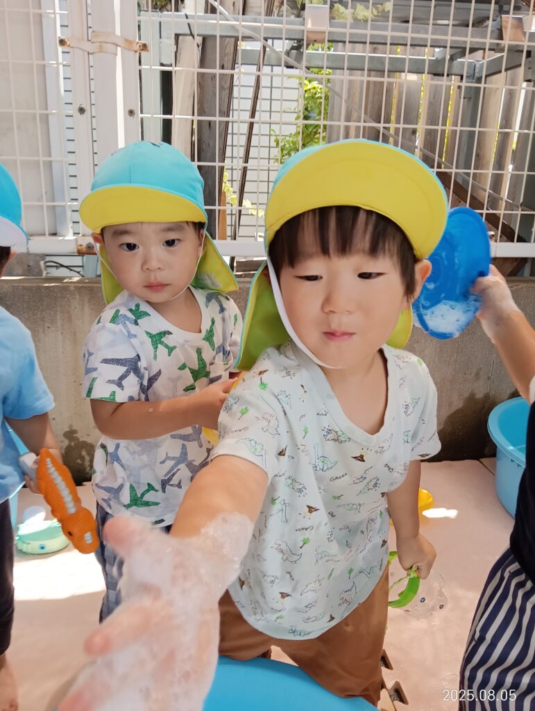 水遊び　泡遊び　感触遊び　異年齢　くじら保育園　吹田豊津　吹田市　大阪　保育園　202508-1