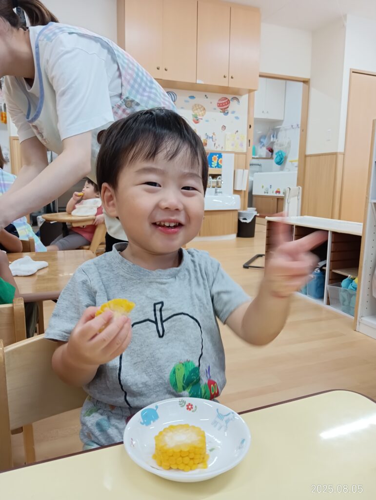 とうもろこし　皮むき　夏の味覚　食育　給食　大阪　保育園　吹田市　吹田　くじら保育園　202508-3