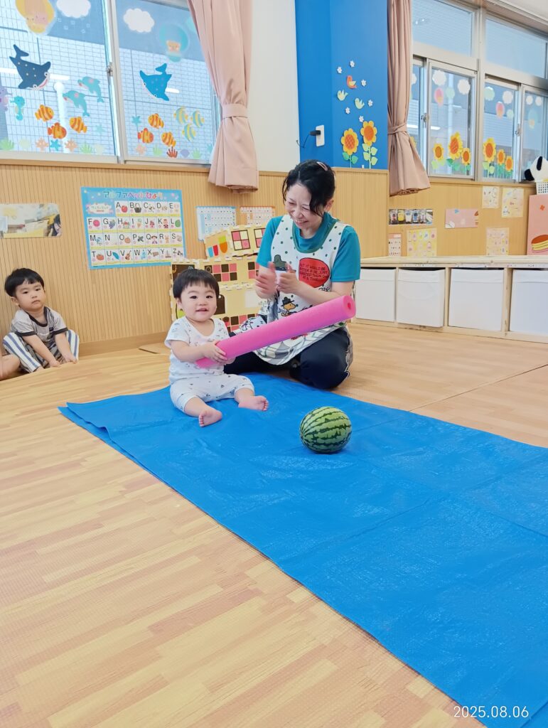 とうもろこし　皮むき　夏の味覚　食育　給食　大阪　保育園　吹田市　吹田　くじら保育園　202508-4