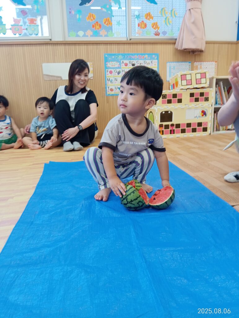 とうもろこし　皮むき　夏の味覚　食育　給食　大阪　保育園　吹田市　吹田　くじら保育園　202508-5
