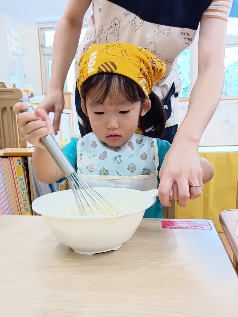 しろくまちゃんのほっとけーき　クッキング　食育　ホットケーキ　大阪　吹田　保育園　くじら保育園　吹田豊津園　202509-2