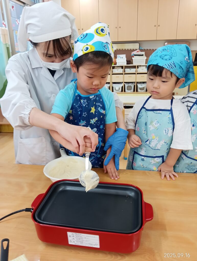 しろくまちゃんのほっとけーき　クッキング　食育　ホットケーキ　大阪　吹田　保育園　くじら保育園　吹田豊津園　202509-3