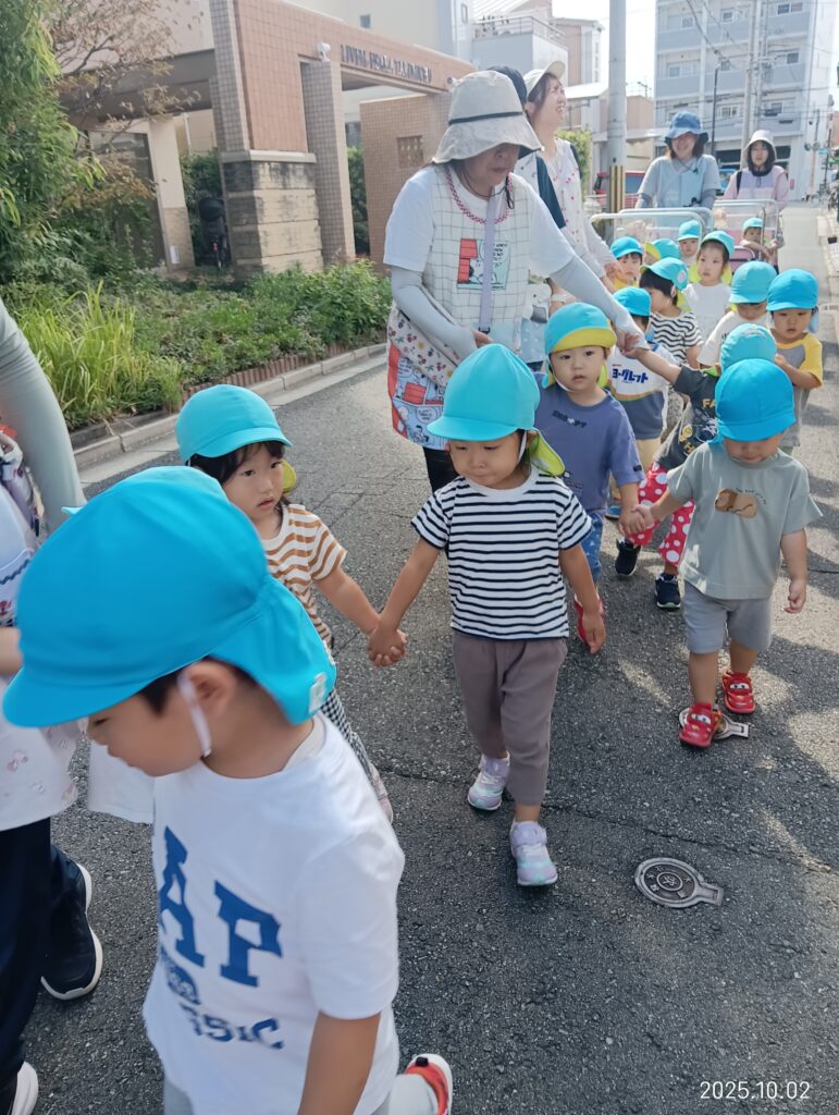大阪　　吹田　保育園　地域交流　お散歩　くじら保育園　202510-2