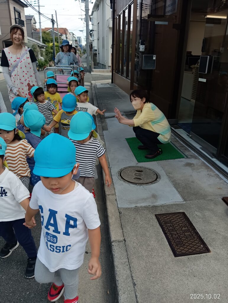 大阪　　吹田　保育園　地域交流　お散歩　くじら保育園　202510-3