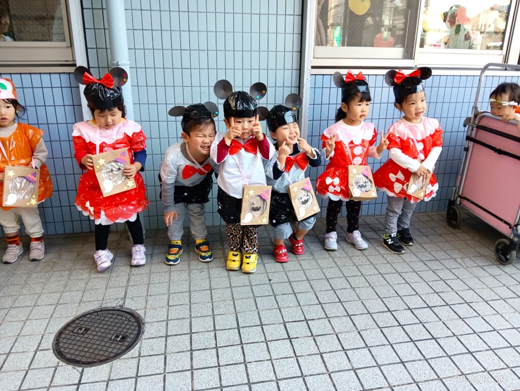 大阪 保育園 くじら保育園 ハロウィンで地域交流 202510-5