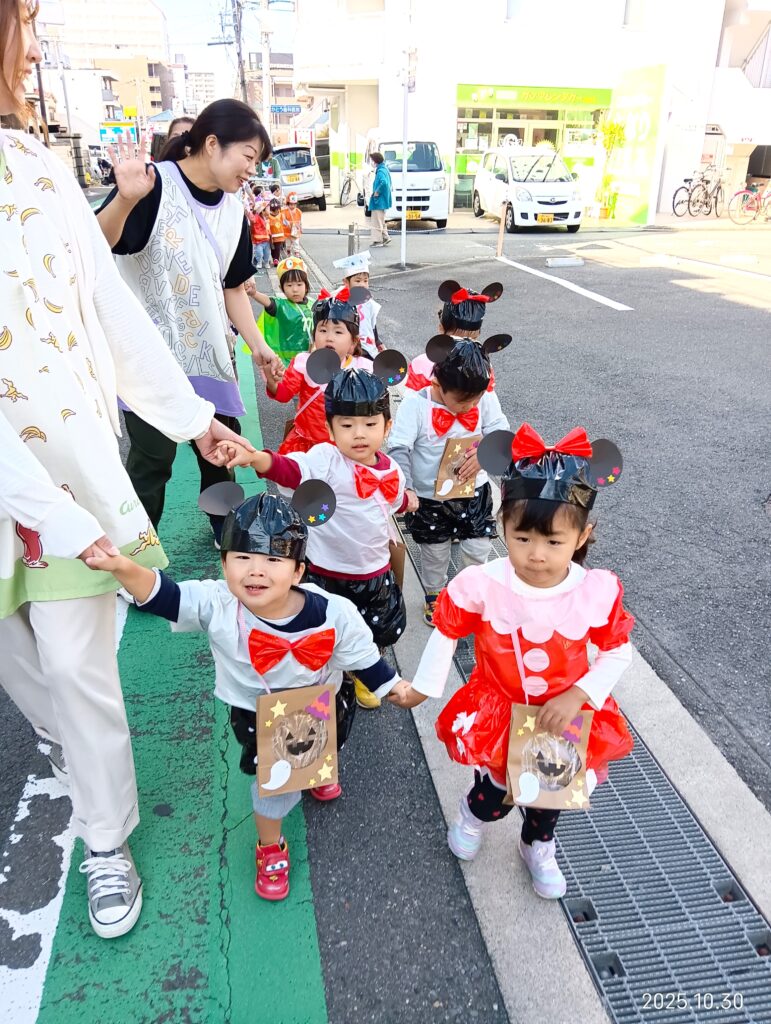 大阪 保育園 くじら保育園 ハロウィンで地域交流 202510-1