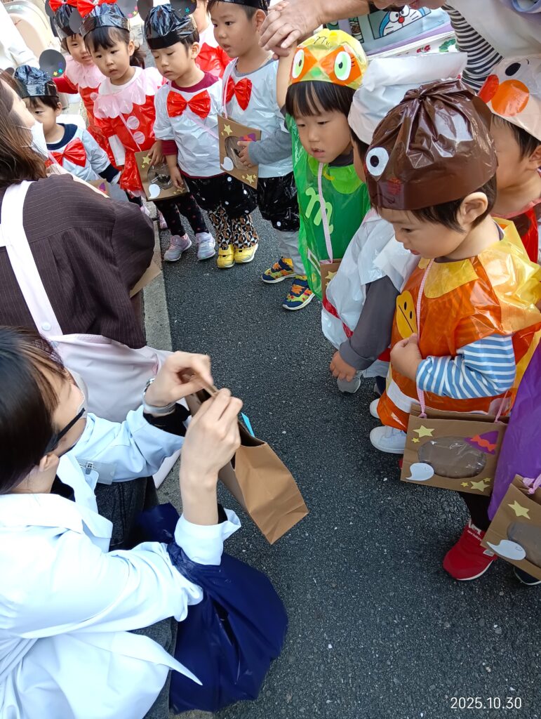 大阪 保育園 くじら保育園 ハロウィンで地域交流 202510-4