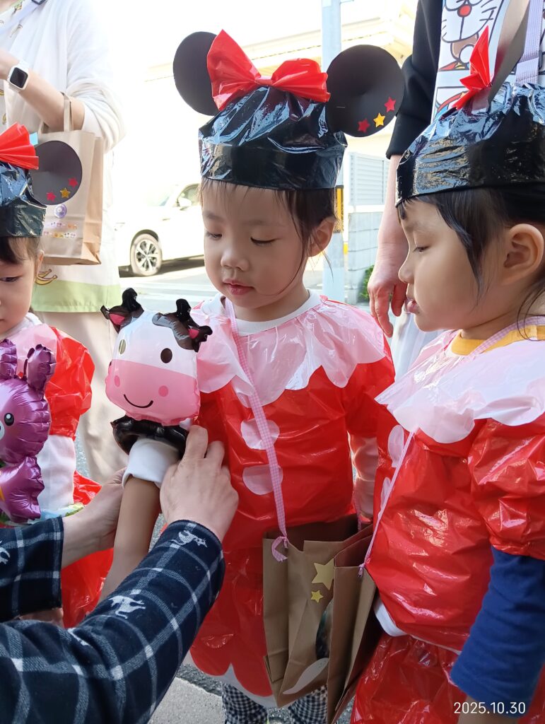 大阪 保育園 くじら保育園 ハロウィンで地域交流 202510-2