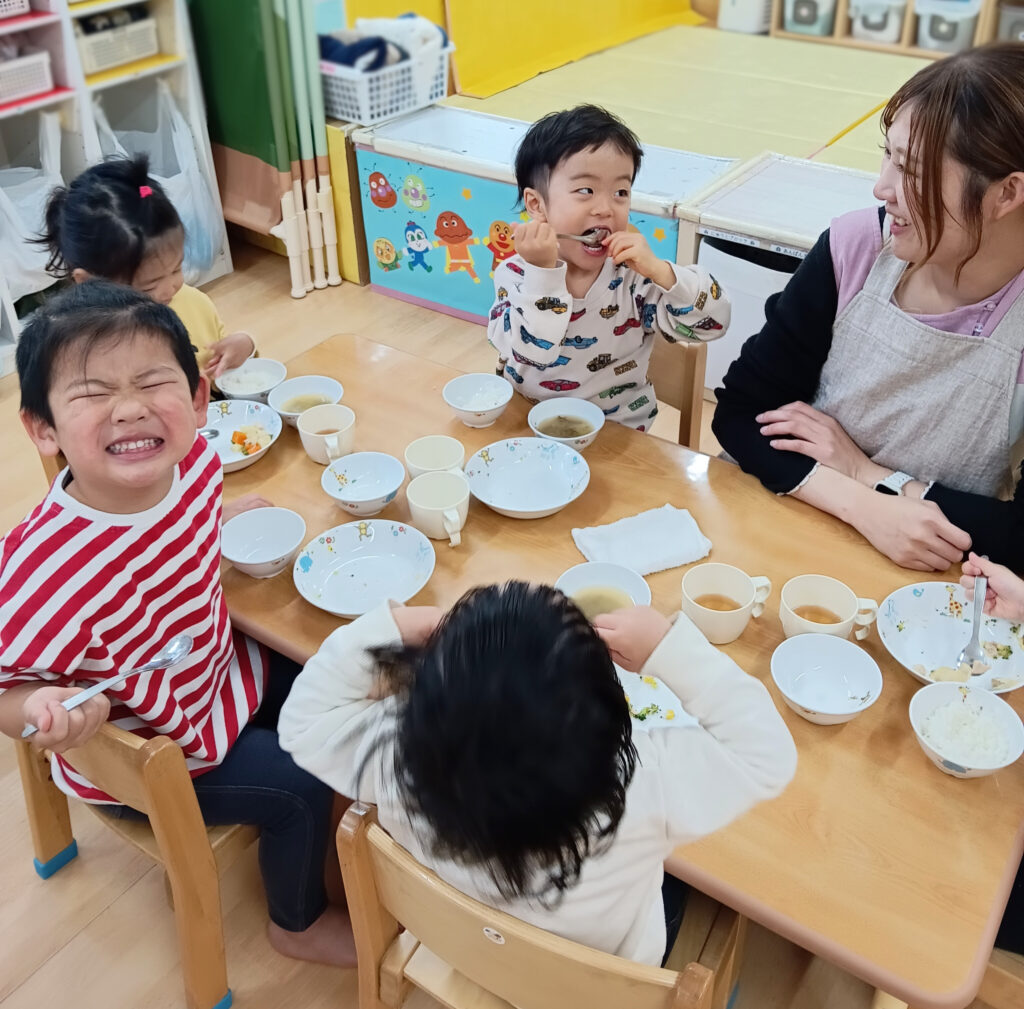 遊び食べの意味　食事環境づくりのコツ　大阪　保育園　くじら保育園　202512-1