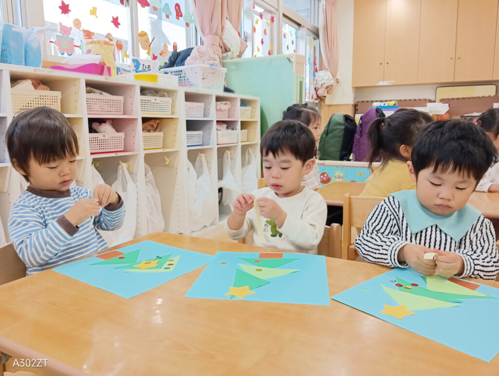 大阪 保育園 クリスマスツリーの飾りつけ くじら保育園 202512-1