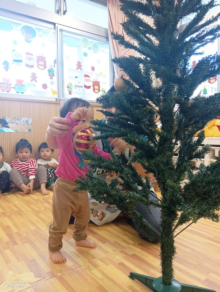 大阪 保育園 クリスマスツリーの飾りつけ くじら保育園 202512-3