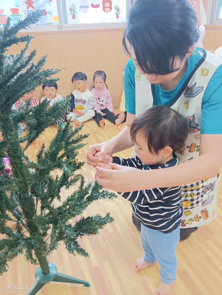大阪 保育園 クリスマスツリーの飾りつけ くじら保育園 202512-2