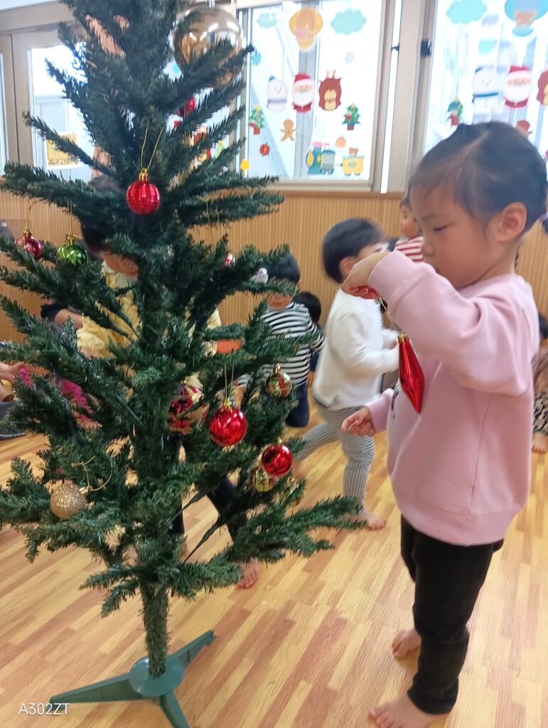 大阪 保育園 クリスマスツリーの飾りつけ くじら保育園 202512-4