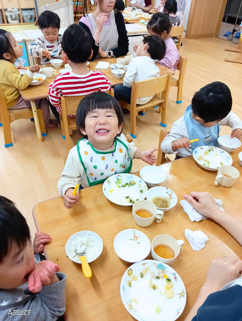 遊び食べの意味　食事環境づくりのコツ　大阪　保育園　くじら保育園　202512-5