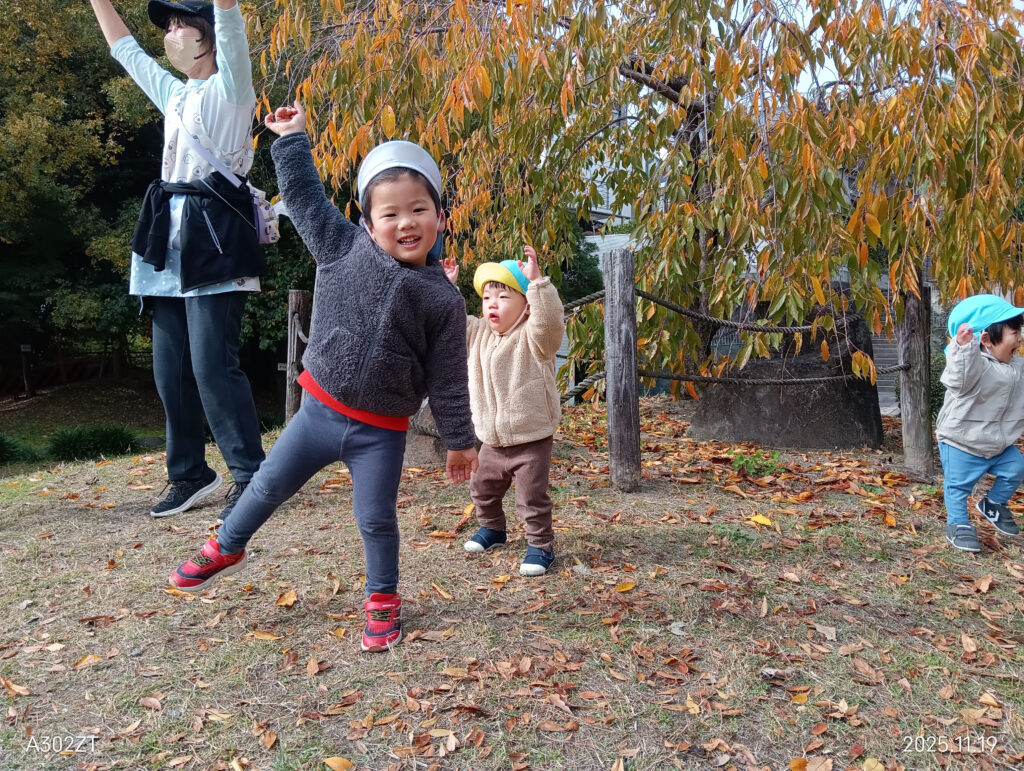 異年齢保育 秋の公園 大阪 保育園 くじら保育園 202512-1