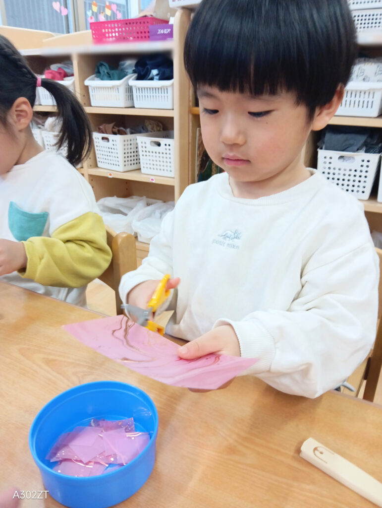 保育園のひな祭り製作でハサミ練習　大阪　保育園　くじら保育園　202602-5